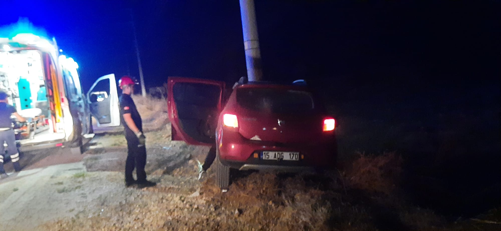 Bucak'ta Direğe Çarpan Otomobil Sürücüsü Yaralandı