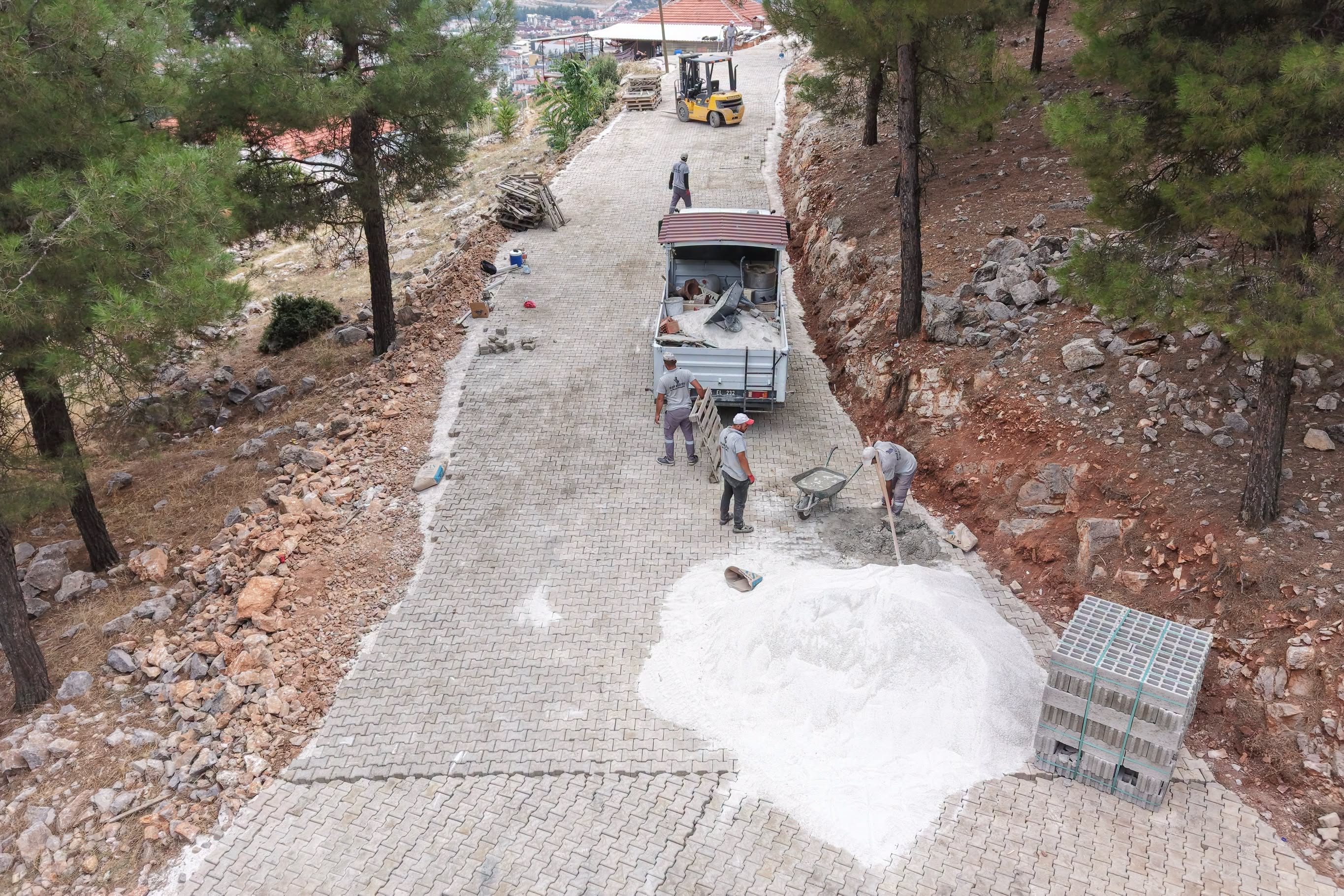 Bucak Belediyesi Çavuşlar Mahallesi'nde yol düzenleme çalışması yaptı