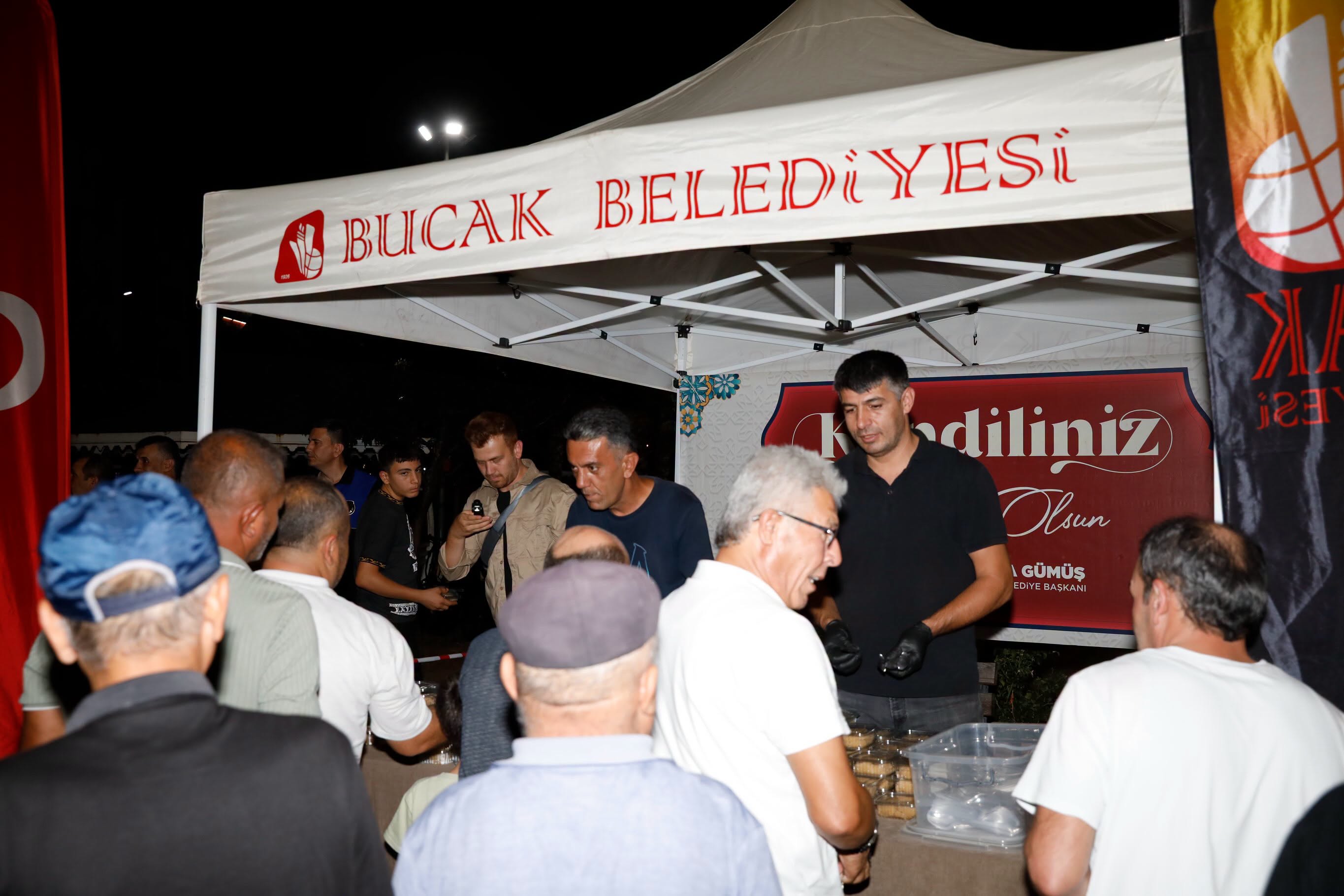 Bucak'ta Belediyeden Cami Çıkışında İkram!